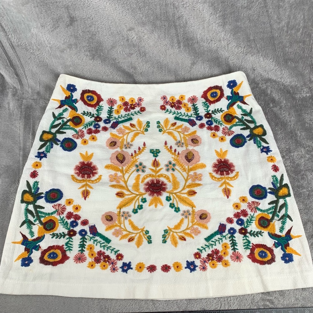 UMGEE Mini Skirt‎ Womens S White Cotton Blend Floral Tapestry Embroidered Front